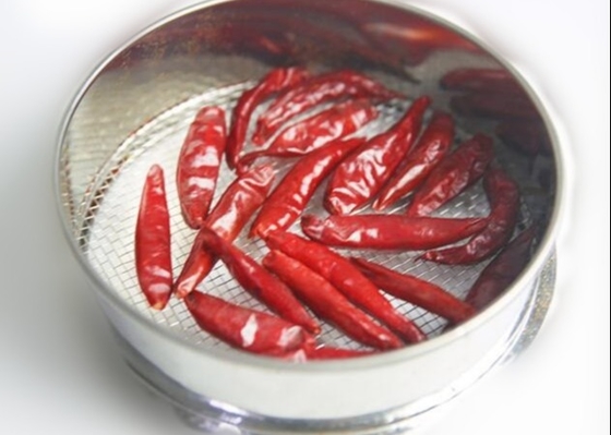 Βαθμολογήστε λοβούς τους ασιατικούς καρυκευμάτων μικρούς στεγνωμένους τσίλι για το συστατικό